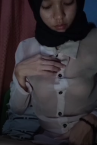 Smp jilbab baru belajar Colmek nih mulus tanpa bulu