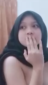 Bokep Indo – Jilbab Hitam Cantik Riska Mainin Srabi Lepit Nya